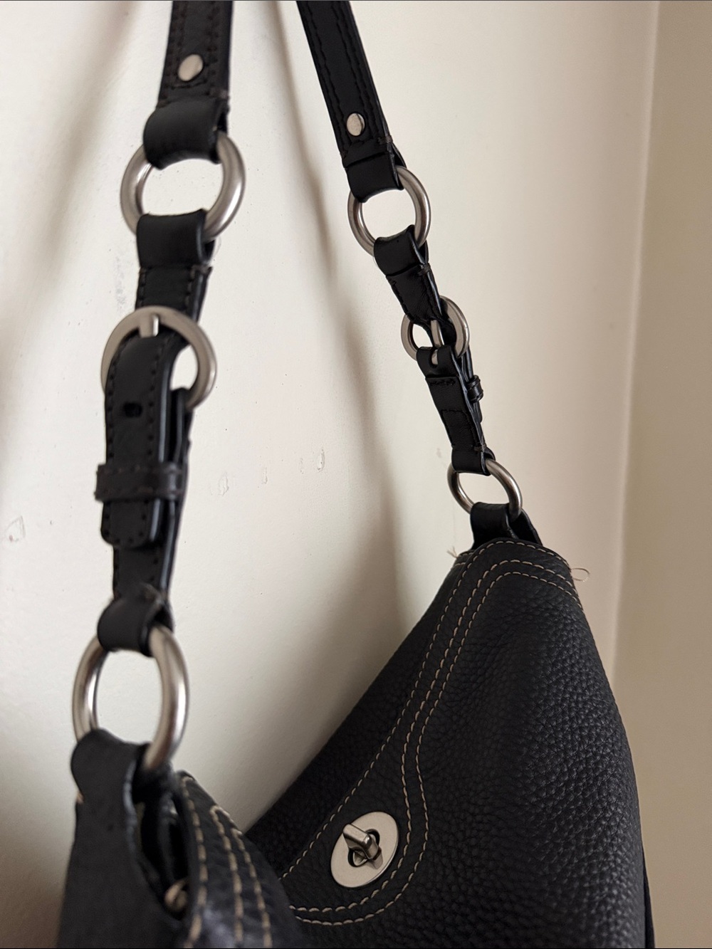 Coach Chelsea hobo shoulder bag crafted from black pebbled leather - Picture 4 of 9
